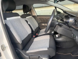●前席:ゆったりとしたドライバースペースで、長時間の運転でも快適にお過ごしいただけます。