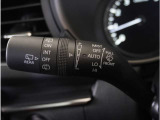 【オートワイパー機能】レバーをAUTOの位置にしているとき、レインセンサーが雨を感知すると、雨量に応じて、ワイパーが自動で作動します。