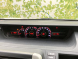 速度計や各種表示が運転席前方にまとまり、必要な情報を確認しやすいレイアウトです。赤色の照明で表示が見分けやすく、燃料やシフト位置なども視線を大きく移さず確認できます。日々の運転を支える装備です。