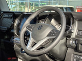手元にスイッチ類がまとまり、運転姿勢を保ちながら各種操作にアクセスしやすい配置です。メーターや前方の視界を確保しつつ、日常の運転をサポートします。