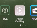 メニュー画面にはApple CarPlayやラジオなどの項目が並び、目的に合わせて機能を選べます。アイコンと文字が見やすく表示されており、画面上で利用したい項目を確認しながら操作できます。