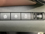 運転席まわりに複数のスイッチが並び、必要な装備を手元で確認しやすい配置です。各ボタンの表示が見やすく、運転前に機能を把握しやすいのも魅力。日々の運転を支える便利な操作部です。