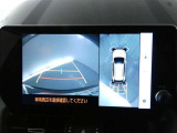 パノラミックビューモニター付きです。車両を上から見たような映像を画面に表示。運転席からの目視だけでは見にくい、車両周辺の状況をリアルタイムでしっかり確認できます。