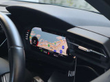 Audiのインテリアは厳選素材を緻密に作りこんだ美しい個々のパーツを、衝撃にも耐えうるよう丁寧に組み上げて、構成されています。見た目に美しく、そして機能的でもあること。これこそがAudiのインテリアの伝統です
