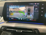 【全周囲カメラ】全周囲カメラ装備車両で御座いますので、狭い駐車スペースでもお車の全体図が確認でき、障害物との接触を未然に防ぐことが可能です。