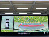 後方の映像に加えて車両周辺を俯瞰した表示も確認でき、駐車時に周囲の状況を把握するのに役立ちます。画面上のガイド線も目安にしながら、慎重な駐車をサポートします。