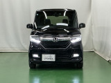 LEDヘッドライトを装備しています。LEDヘッドライトはとても明るく、雨の日や夜間走行も安全・安心です。オートライトコントロール付きで周囲の明るさに応じて自動で点灯・消灯します