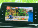 画面にテレビ映像が表示され、停車中に番組を視聴してお楽しみいただけます。お出かけ先での待ち時間など、車内で過ごすひとときにも便利に活用できる装備です。