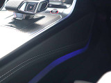 ●新しいデザインのシフトレバー。運転中手を置くことができます。パーキングは別体式でボタンで操作することにより入れ間違えを防止します。