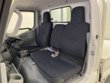 厚みがあって、座り心地のいいシート。運転席も助手席もリラックスしてゆったりと座れます♪