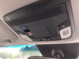 【SOSボタン】体調が悪くなったときや、事故に遭遇したとき、あおり運転にあっている時など、緊急時にボタンを押すと緊急サポートセンターにつながり、オペレーターが警察・救急への取次ぎを行います。