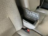 【フロントセンターアームレスト(ボックス付き)】運転席と助手席の間には、小物が収納できるボックス付のアームレストが装備!必要な物をぱっと取り出せて車内もスッキリです♪