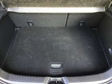 ラゲージルーム!後ろのシートは片方ずつ倒せます。乗る人や積む荷物に応じてアレンジが可能ですので多彩に使えてとても便利です。