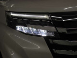 LEDヘッドライトには、ハイビームで走行中に先行車や対向車を検知した時、部分的に遮光し、先行車や対向車に配慮しながら高い視認性を確保できるADB(アダプティブドライビングビーム)が採用されています。