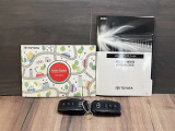 ユーザーガイドとメンテナンスノートとスマートキーが付いています。