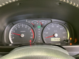 速度計や回転計、燃料計、水温計がまとまって配置され、運転中に必要な情報を確認しやすい構成です。中央にはシフト位置、下部には走行距離の表示があり、視線の移動を抑えて確認できます。