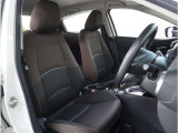 【清潔感のある運転席&助手席】隅々までクリーニングの行き届いた運転席&助手席。目立ったシミや汚れ等もございません。快適なドライブをどうぞ。