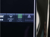 Apple CarPlayやAndroid Autoを利用すれば、スマホを簡単に接続できます。USBポートにケーブルをつなぐだけで、スマホの見慣れたホーム画面と共通するインターフェイスが表示されます。