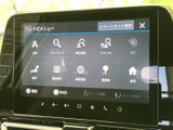 メニュー表示は項目ごとに整理され、画面から目的の情報を探しやすい設計です。停車中にはテレビ映像も楽しめるため、休憩時間を過ごす際にも活用いただけます。