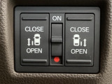 【両側パワースライドドア】両側がパワースライドドアになっており、運転席のスイッチやスマートキーでも開閉が可能です!開口部も広いので乗り降りも楽々♪
