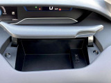 運転席アッパーボックス!ボックス内にはUSBソケット付属!
