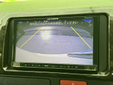 後方の映像とガイドラインを画面で確認でき、駐車時の周囲確認をサポートします。車庫入れや縦列駐車の際にも、後方との距離感を把握しやすく便利です。