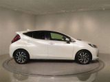 スーパーUVカット・IR〈赤外線〉カット機能付フロントドアグリーンガラス&UVカット機能付プライバシーガラス(リヤドア・リヤクォーター・バックドア)