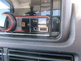 USB&AUX入力端子で電子機器などの充電や接続もスムーズに行えます。