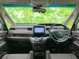 前席からフロントガラス越しに広い視界が得られ、運転席と助手席の間もゆとりある印象です。シートは落ち着いた色合いで、乗り降りしやすい開放感も魅力。清潔感のある室内で、毎日の移動を快適に過ごせます。