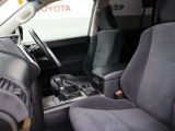 高いホールド性で運転姿勢が安定します。長距離ドライブでも疲れにくいのが魅力です。快適なドライビングライフをお送りください♪