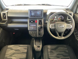 運転席まわりはメーターや画面が見渡しやすく、前方の視界も広く感じられます。左右のシートは柄が異なり、落ち着きのある室内空間です。