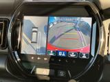 後退時に車両後方の様子を画面で確認でき、ガイド線も表示されるため、駐車位置を把握する際に役立ちます。周囲を確認しながら落ち着いて操作できます。