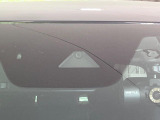 【スマートブレーキサポート】走行中に前方の車両等を認識し、衝突しそうな時は警報とブレーキで衝突回避と被害軽減をアシスト。より安全にドライブをお楽しみいただけます。