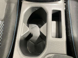 運転席・助手席のドリンクホルダーです。手のとどきやすい位置にあるので便利です