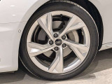 Slineのホイールは245/40R18でスポーティなデザインとなっております
