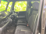 座面の広がりが感じられる前席で、乗車中もゆったり過ごせる雰囲気です。窓からの見通しもよく、運転席・助手席ともに周囲を確認しやすい室内となっています。