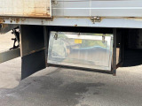 ボディー運転席側後方にステンレス製の工具箱が付いています。
