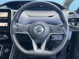 握りやすいステアリングは、運転操作をスムーズに。オーディオやハンズフリー通話の操作も可能です。快適な運転体験をサポートします。