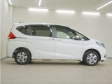 リアには左右スライドドアを採用。狭い駐車場でも開閉しやすく、強風の日でもドアが煽られにくくなっております。小さなお子さまやご年配の方も安心して乗り降りできます。