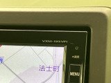 画面上に地図が表示され、行き先の確認やルート案内に活用できます。メニューボタンも備わり、必要な機能を選びやすい配置。移動前の目的地設定や、日常のお出かけをサポートしてくれます。