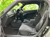ドアを開けると運転席まで見通せ、シートや足元の位置関係もつかみやすい室内です。体を支える形状のシートで、乗り降りの際にも座席まわりを確認しやすくなっています。