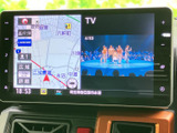 地図とテレビを同時に表示できる画面で、目的地の確認とエンターテインメントを切り替えやすい構成です。タッチ操作で必要な情報を見つけやすく、日常のお出かけをサポートします。