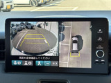 車両周囲の映像と上から見た車両の表示を切り替えながら確認でき、駐車時の周囲確認に役立ちます。ガイドラインも表示されるため、駐車位置を合わせる際の目安として活用いただけます。