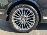 【BMWアロイホイール】軽量かつ強度に拘ったアロイホイール。走行性能ポテンシャルを引き出す設計。タイヤのサイドウォールが強化されたランフラットタイヤは、パンク時にタイヤがつぶれてもリムから外れません。