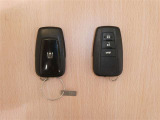 中古車としてスマートキーが2個あるのは重要なチェックポイント!トランクの開閉ボタンも付いています。離れたところからの開け閉めや、手荷物があるときに運転席に回らなくて済むので便利です♪