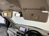 【サンバイザー】車内で身だしなみを整えるためのバニティミラーがセット。お化粧直しや髪型のチェックに活用できます。