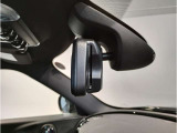 MINIではルームミラーの裏側にETCの車載器が内蔵されており、別途で車載器の購入必要なしで非常にスマート。皆様が驚かれるポイントのでもあります