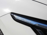 【IQ.LIGHT】 対向車や先行車のドライバーを眩惑することなく、前方の路面と路肩を広範囲に明るく照らすことができるマトリックスLEDヘッドライトを装備。快適なドライブをアシストします。