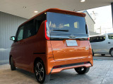 細い道を通る時や駐車時、うっかり車をこすってがっかり。。こちらの車は障害物センサー装備していますので警告音で知らせてくれるので、安心です!