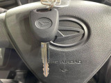 【キーレス】少し離れた場所からでもボタン一つでドアの開錠・施錠ができるのでとっても便利!ドアの鍵穴周りに傷をつけることもありません♪